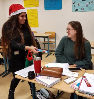 Schülerin Clara Wallasch freute sich über die süßen Grüße, die Nikolaus-Helferin Vivienne ihr überreichte. Foto: SMMP/Hofbauer