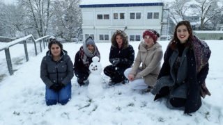 Spaß im Schneegestöber: Junge Damen der AHR 13b1. Foto: SMMP/Hofbauer
