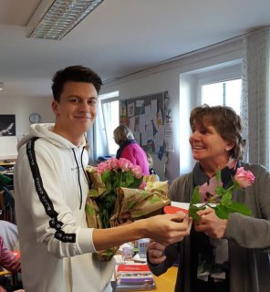 Lukas Rose überreichte auch Rosen im Lehrerzimmer, wie hier an Claudia Schunck. Foto: SMMP/Hofbauer