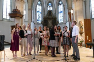 Den Gottesdienst gestalteten einige Absolventen gesanglich mit. Foto: SMMP/Hofbauer
