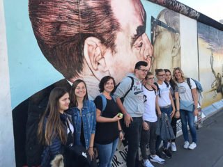 Foto-Stopp an der Berliner Mauer - zuvor gab es ein bewegendes Gespräch mit einem Zeitzeugen. Foto: Augen-auf-Team