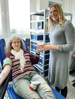 Auch Lehrkräfte - wie hier Anke Colonna und Chantal Köhler spendeten Blut. Foto: SMMP/Hofbauer