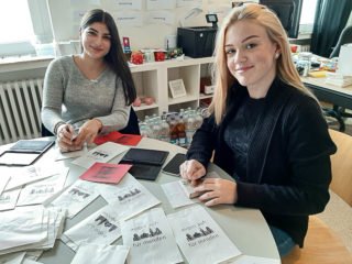 Süheda und Alina gehören zu den vielen fleißigen Schülern, die sich gegen Rasismus und für Toleranz einsetzen. Foto: SMMP/Hofbauer
