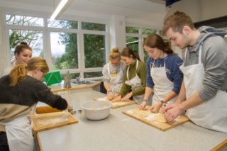 Gemeinsam backen bedeutet Begegnung. Und mit der beginnt die Seelsorge. Foto: SMMP/Ulrich Bock