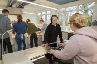 Schwester Lucia Maria kommt mit den Berufsschülern ins Gespräch. Foto: SMMP/Ulrich Bock