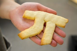 Die stellvertetende Schulleiterin und Mathematiklehrerin Kerstin Kocura hat sich ein Pi als Plätzchen gewünscht - und bekommt es. Foto: SMMP/Ulrich Bock