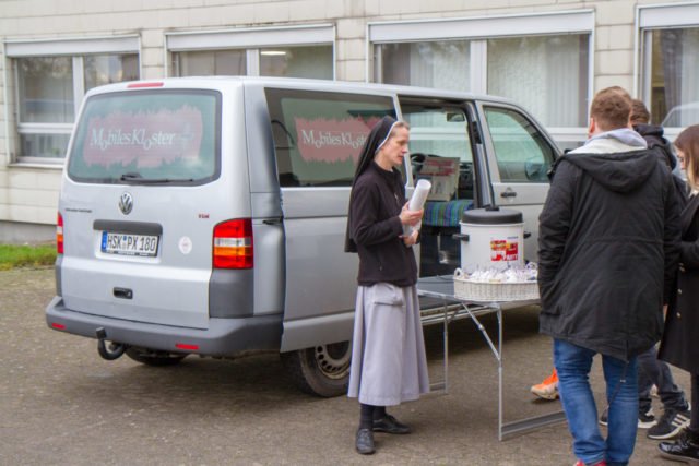 Nach dem Backen in der Schulküche erwartet Schwester Lucia Maria an ihrem mobilen Kloster noch Schülerinnen und Schüler bei einem Glas Punsch. Foto: SMMP/Ulrich Bock