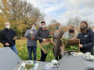 Dr. Martin Meise (links) und seine Studierenden 
freuten sich über eine reiche Ernte.
Foto: SMMP / Hofbauer