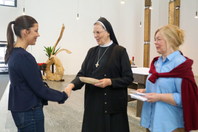 Schwester Maria Thoma und Birgit Bagaric wünschen Charlotte Kampe bei ihrer Aussendung alles Gute. Foto: SMMP/Ulrich Bock