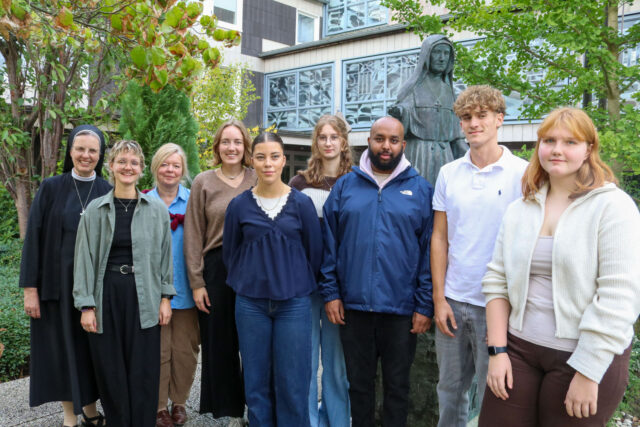 Schwester Maria Thoma, Sophie Damberg und Birgit Bagaric (v.l.) freuen sich mit den neuen MaZ auf ihren Einsatz. V.r.: Clara Bröcking, Adrian Löser, Omer Awed, Zoé Schaub, Charlotte Kampe, Leonie Schallenberg. Foto: SMMP/Ulrich Bock